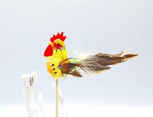 Kogucik kolorowy z piórkami 11cm - na piku /7107